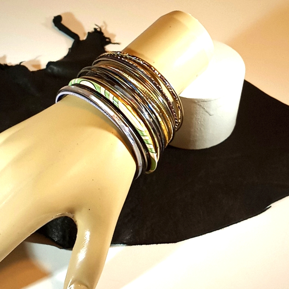 SET OF 30!! Stacking bangles